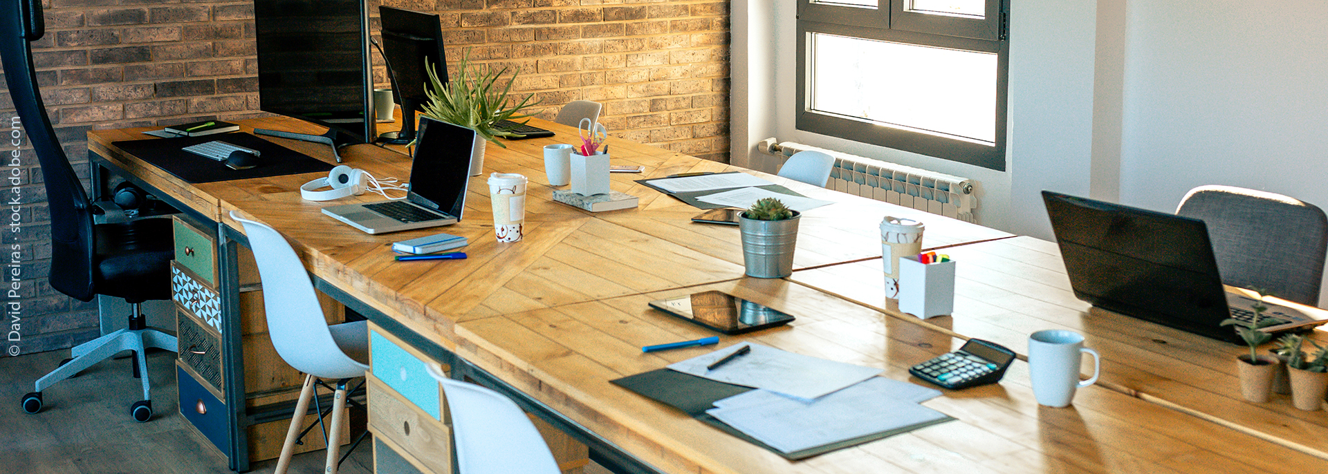 Interior of industrial style coworking office Konferenzschreibtisch
